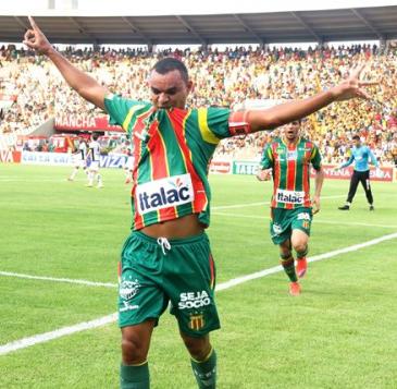 Diones comemora o primeiro gol do Sampaio em cima do ABC