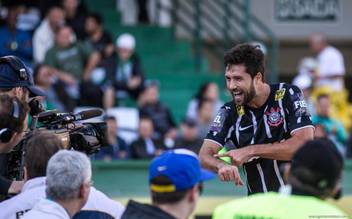 O zagueiro Felipe comemora gol marcado. - Foto: Agencia Corinthians