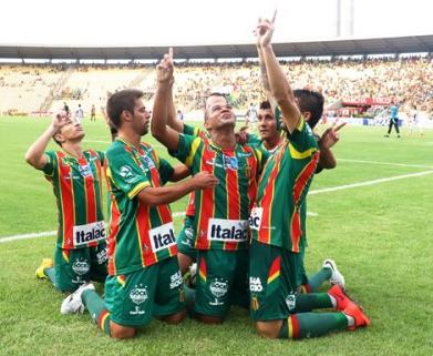 Sampaio Corrêa festeja quinta vitória dentro do Castelão
