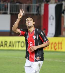 Dado como reforço certo, Edigar Junior troca a Ponte Preta pelo Joinville