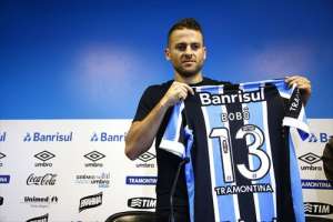 Bobô, ex-atacante do Corinthians, é apresentado no Grêmio e pode estrear no Gre-Nal