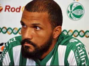 Heverton fez dois gols de cabeça e levou 3.º amarelo