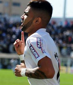 Gabigol fez dois gols com marca de artilheiro