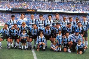Acompanhados por Ailton e Dinho, jogadores do Grêmio treinam finalizações