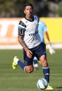 Lucas Barrios marca e Palmeiras goleia São José em jogo-treino por 6 a 1
