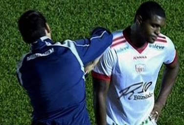 Quarto árbitro confere número da camisa de Paulão, que acaba expulso de forma inédita