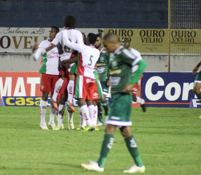 Os jogadores do Boa Esporte comemoram a vitória de virada sobre o Luverdense. - Foto: Boa Esporte oficial