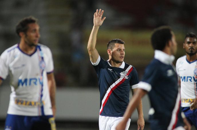 O atacante Anderson Aquilo (foto) chegou a 9 gols e se isolou na artilharia do campeonato. - Foto: Santa Cruz Oficial