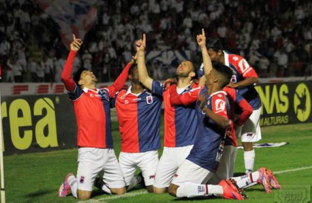 Jogadores do Parana Club comemoram a vitória frente ao Náutico na Vila Capanema. - Foto: Parana Club Oficial