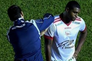 Paulão colocou a camisa errada e foi expulso em Mogi