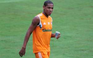 Recuperado, Robert treina no Fluminense ao lado do ídolo Ronaldinho
