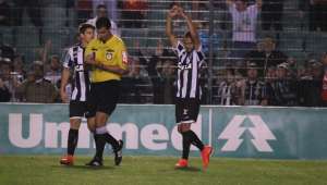 Na luta contra degola, Figueirense pode perder Clayton para futebol do exterior