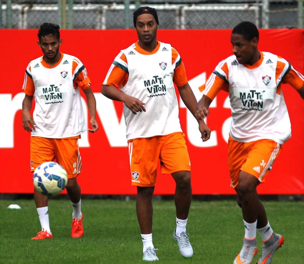 Gustavo Scarpa (esq) treinou ao lado de Ronaldinho, nas Laranjeiras, nesta terça-feira - Divulgação Fluminense FC