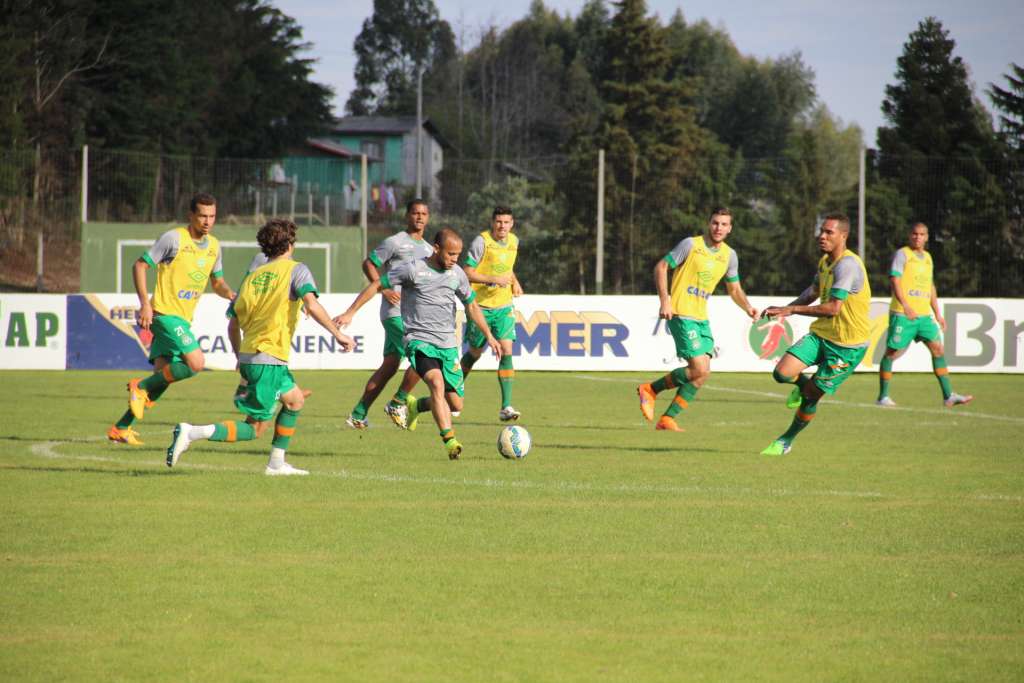 O treinador Vinícius Eutrópio testou possibilidades para substituir o lesionado Cleber Santana