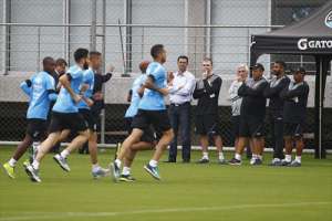 Roger comanda treino intenso no Grêmio visando confronto com o Flu