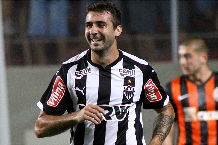 Em grande fase, Lucas Pratto marcou três gols na vitória do Galo em cima do São Paulo; o argentino agora é vice artilheiro do Brasileirão