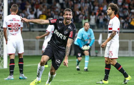 Argentino Lucas Pratto marcou três gols no Mineirão para 50 mil pessoas