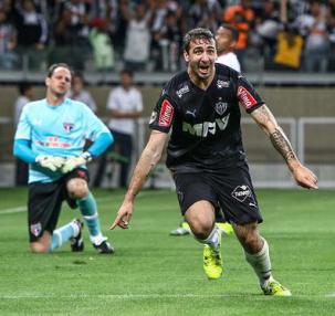 Lucas Pratto superou Rogério Ceni três vezes