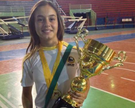 Duda é a maior revelação do futebol feminino de Araras