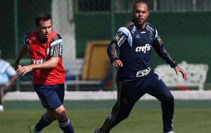 Recuperado, Alecsandro é relacionado por Marcelo Oliveira para jogo do Palmeiras