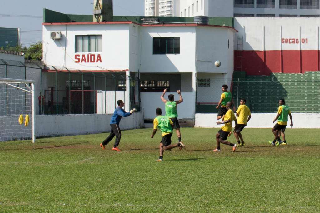 A Portuguesa Santista treina para enfrentar a Ecus Suzano de olho no G4
