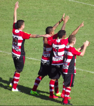 Linense festeja com sua torcida o gol feito em Rio Preto. Fotos: José Paulo Necchi
