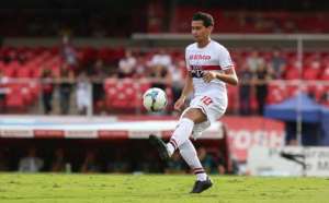 Entre 'tapas e beijos', Paulo Henrique Ganso tenta se reafirmar na carreira