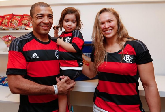 Campeões do UFC, José Aldo e Honda Rousey juntos acompanham partida do Flamengo.