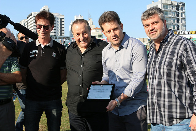 O técnico Argel Fucks recebeu homenagem da diretoria do Figueirense antes da partida. - Foto: Figueirense Oficial
