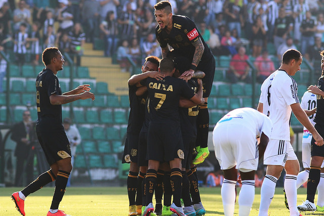 Jogadores do Figueirense comemoram o primeiro gol da partida que terminou com a vitória sobre a Macaca de Campinas. - Foto: Figueirense Oficial