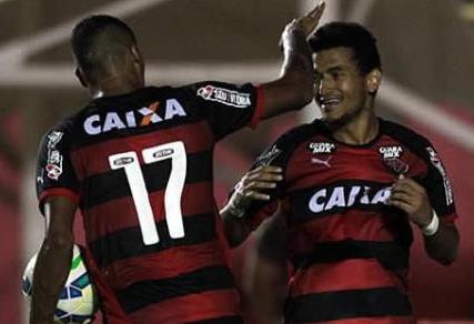 Rogério festeja gol no final para o Vitória contra o América-MG