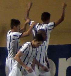 Lincon festeja com a torcida seus dois gols pelo Bragantino
