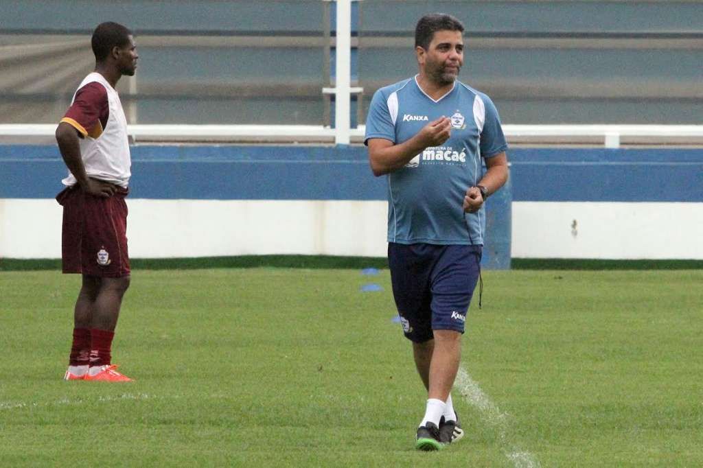 Marcelo Cabo era o técnico do Macaé