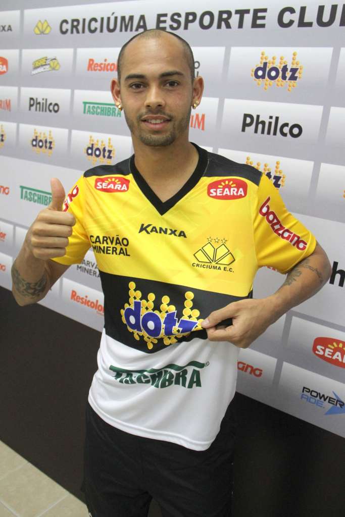 Atacante Danilo Alves