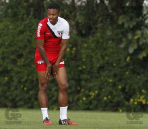 Michel Bastos dá susto em treino do São Paulo, mas deve jogar clássico