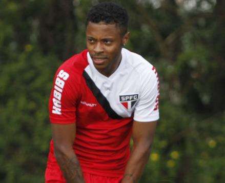 Michel Bastos deixou o treino mais cedo, após cortar dedo do pé esquerdo; apesar do susto, o jogador deve enfrentar o Corinthians 
