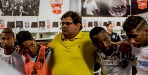 Em queda livre, Ponte Preta anuncia saída de técnico Guto Ferreira
