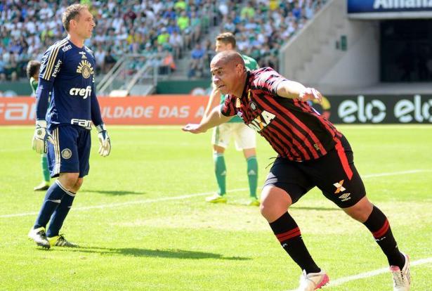 Walter fez o gol da vitória do Furacão em cima do Palmeiras, de Marcelo Oliveira