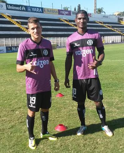 Outra novidade é a camisa de treino na cor roxa