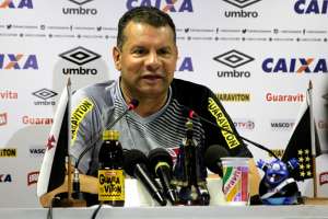 Roth dá chance a Julio dos Santos em treino do Vasco
