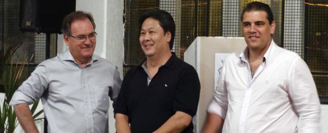 Hélio Kazuo, entre Vanderlei Pereira, presidente à esquerda, e Giovanni Dimarzio, vice-executivo à direita