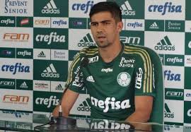 Leandro Almeida lamenta lesão de Gabriel no Palmeiras: 'Era nosso pitbull'