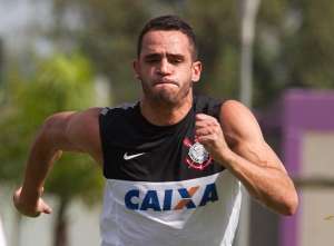 Renato Augusto sente dores no quadril, faz exames e vira dúvida para clássico