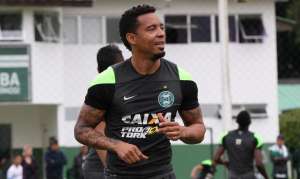 Na lanterna, Coritiba afasta Rosinei,, ex-Corinthians, e lista pode aumentar