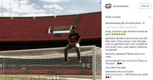 Pato tira foto em cima de gol do São Paulo e é zoado por internautas