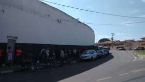 Flamenguistas formam fila para comprar ingresso no Moisés Lucarelli