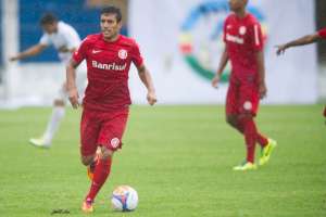 Atlético-PR contrata lateral Alan Ruschel, do Internacional