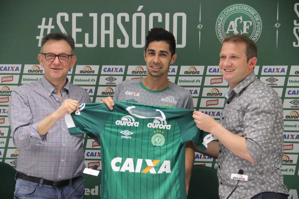 Dirigentes da Chapecoense apresentam Flavinho em entrevista