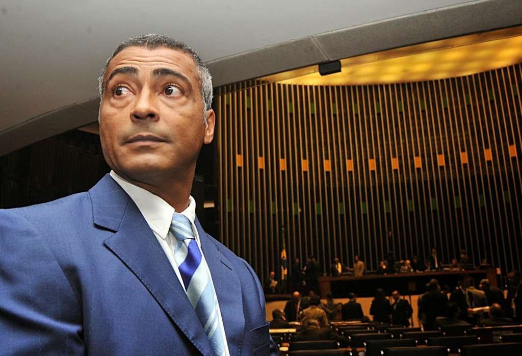 Romário é presidente da CPI que investigará a CBF Romário é presidente da CPI que investigará a CBF