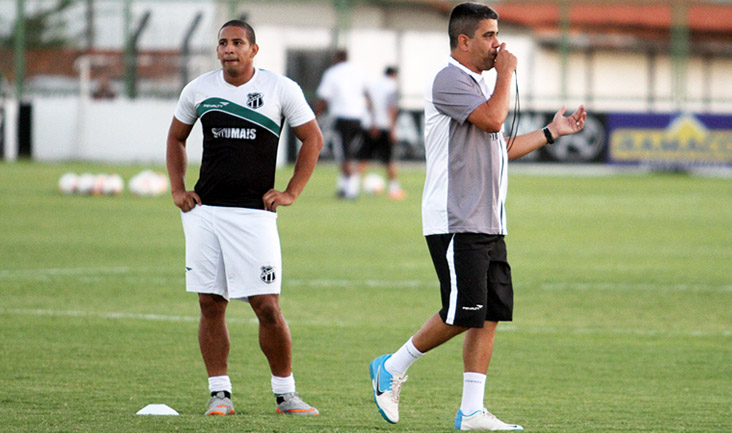 O técnico Marcelo Cabo comandou o treino no gramado do Estádio Carlos de Alencar Pinto 